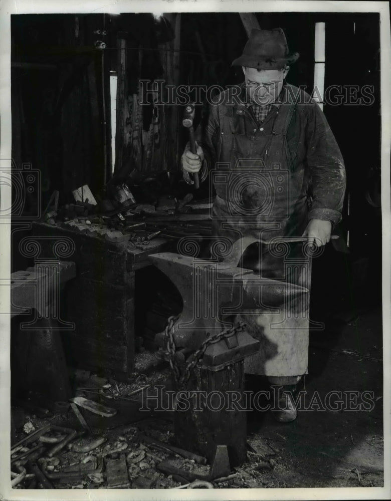 1942 Press Photo Blacksmith John M Gillis Makes Gammond Strip