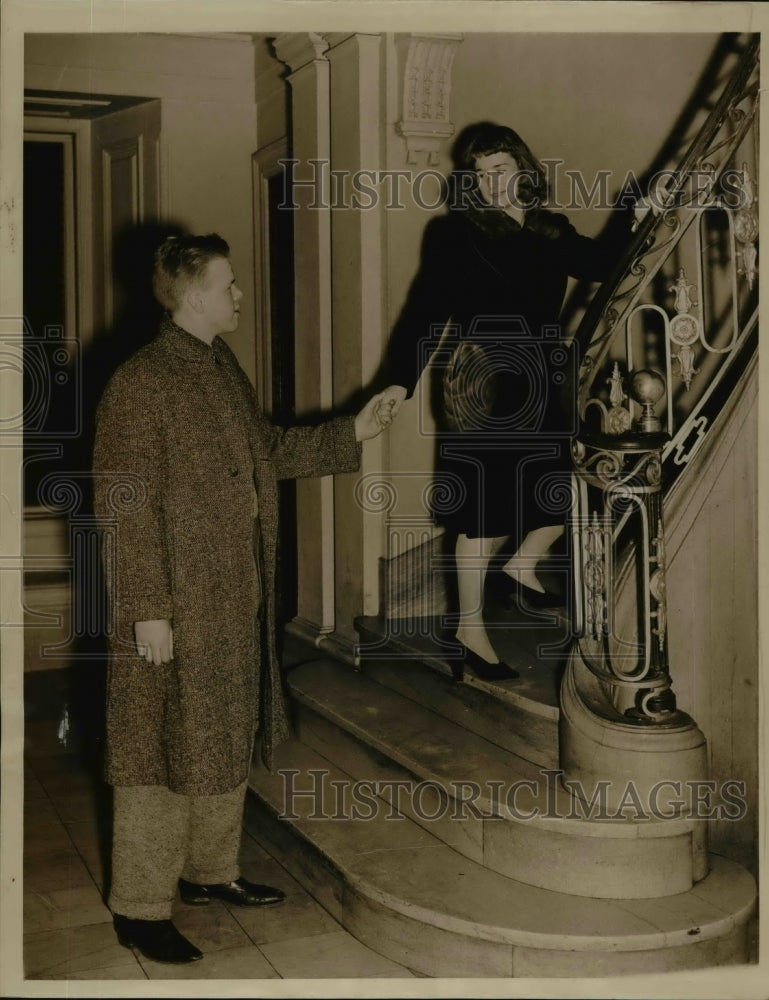 1940 Press Photo Arthur Harris Arranges Susan Johnson George Fowler Date Harvard