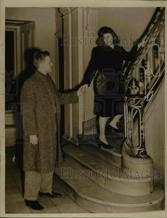 1940 Press Photo Arthur Harris Arranges Susan Johnson George Fowler Date Harvard