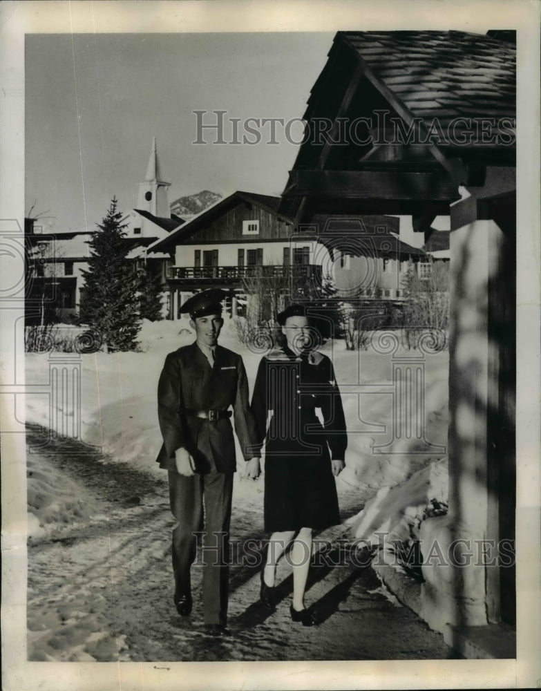 1944 Press Photo Private R A Thomas Kathryn Boyd at Navy Convalescent Hospital