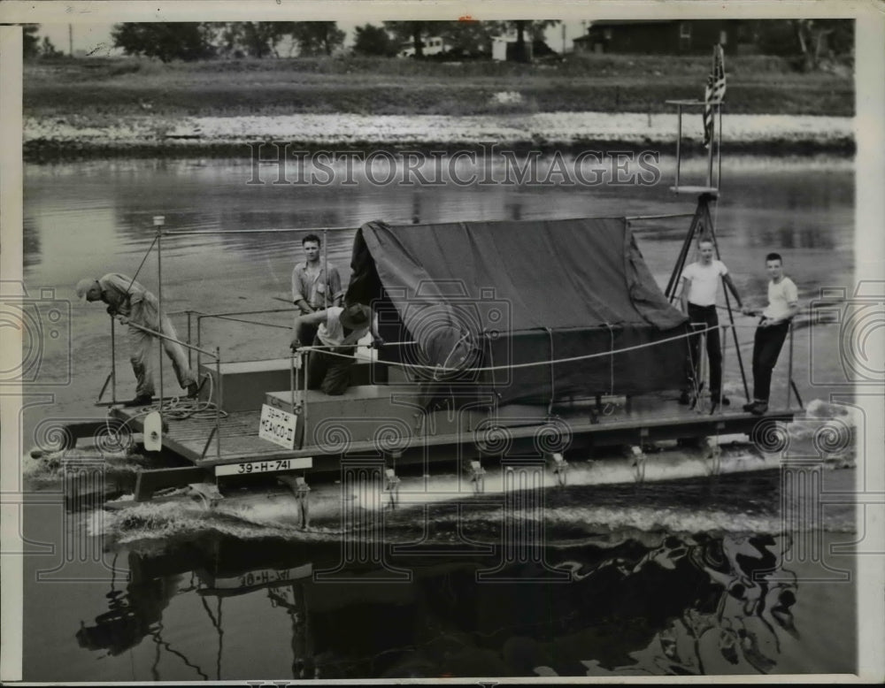 1948 Press Photo Chicago Men Build Homemade Pontoon Raft Meanco II Chicago IL
