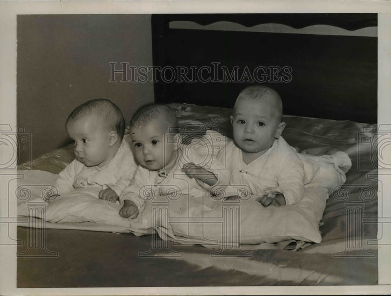 Load image into Gallery viewer, 1935 Press Photo Triplets Born to Mr &amp; Mrs IH Schmidt Gene, Carol Ann &amp; Mervyn
