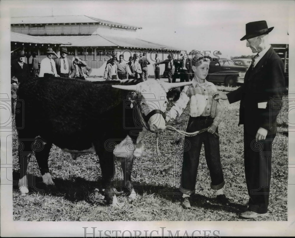 1945 Press Photo Dean M Strid Winner of Junior Live Stock Show & Judge Reynolds