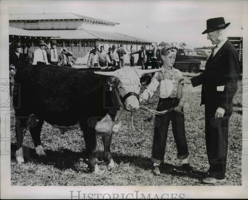 Load image into Gallery viewer, 1945 Press Photo Dean M Strid Winner of Junior Live Stock Show &amp; Judge Reynolds
