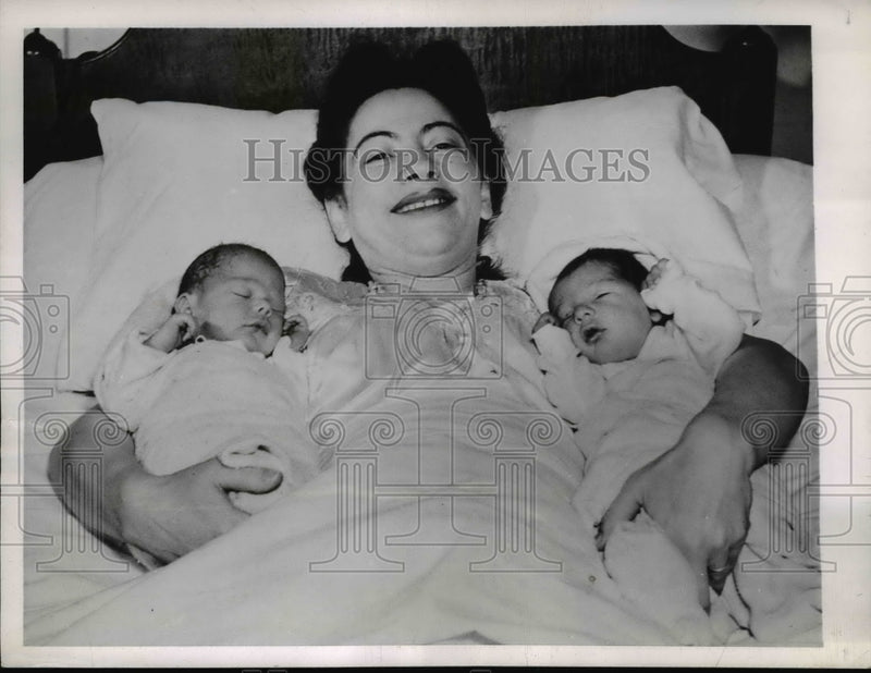 Load image into Gallery viewer, 1945 Press Photo Mrs Amerigo Russo Gave Birth to Twins at St Agnes Hospital
