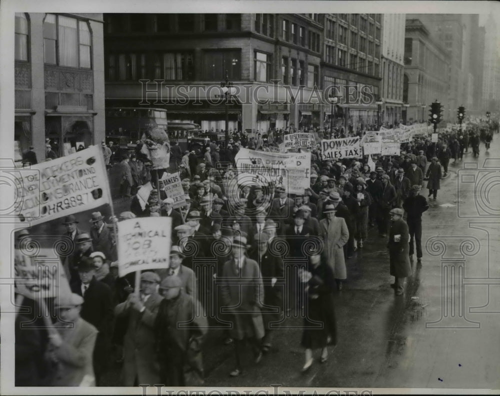 1935 Press Photo Chicago May Day Parade in Cold Weather on Michigan Ave