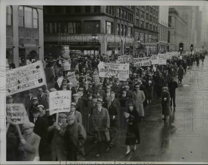 Load image into Gallery viewer, 1935 Press Photo Chicago May Day Parade in Cold Weather on Michigan Ave
