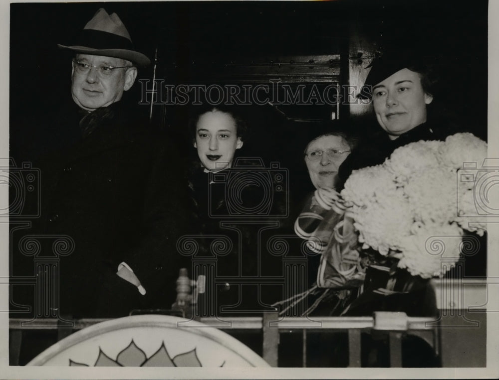 1936 Press Photo Governor Alfred Landon & Family Arrive to Vote in Independence