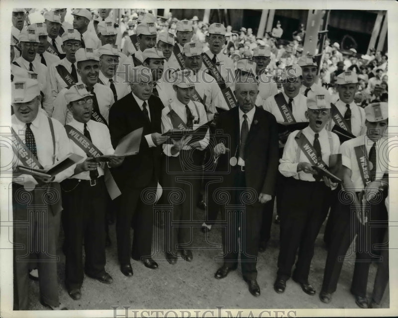 Load image into Gallery viewer, 1941 Press Photo Mayor Charles Loveland Sings with Concordia Singing Society
