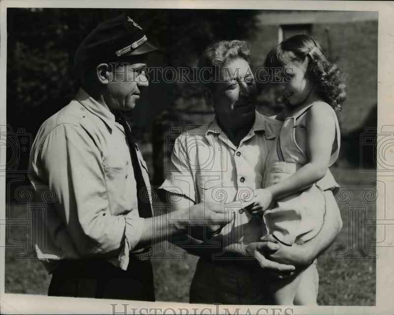 Load image into Gallery viewer, 1948 Press Photo Police Chief Ed Wisnieski &amp; Mayor Howard Selig of Indepedence
