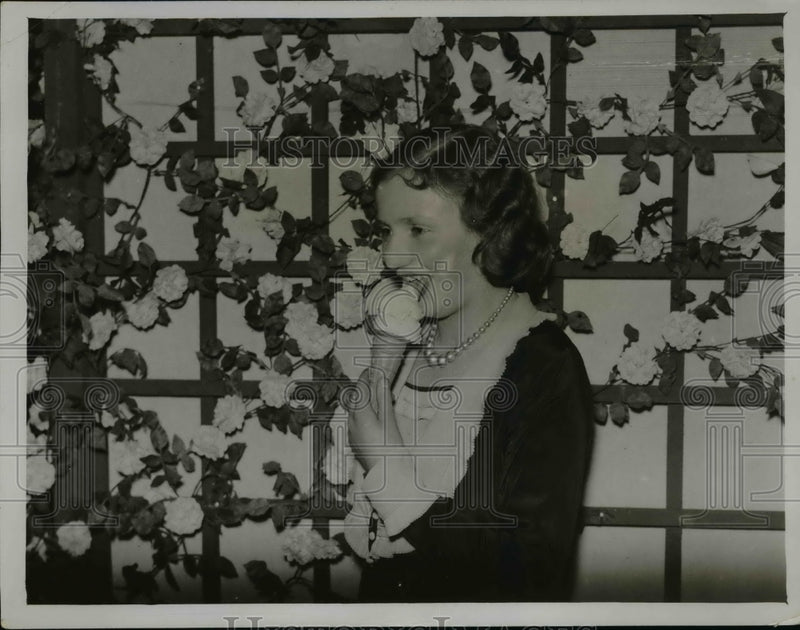 Load image into Gallery viewer, 1932 Press Photo Dairy &amp; Ice Cream Exhibition at Olympis London - nex95768
