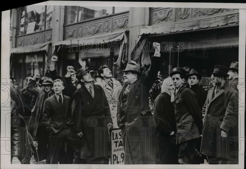 1938 Press Photo Demonstrators at Italian Consulate in Montreal Canada