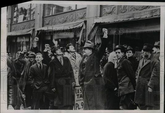 1938 Press Photo Demonstrators at Italian Consulate in Montreal Canada