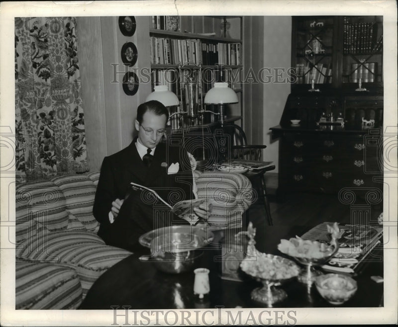 Load image into Gallery viewer, 1937 Press Photo Norman Krasha
