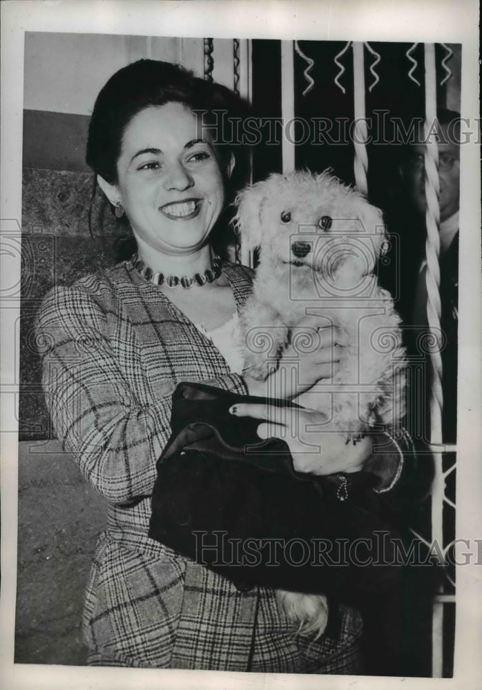 Load image into Gallery viewer, 1946 Press Photo Mrs Pauline Barish &amp; Poodle Jury Convicted Her of Stealing Dog
