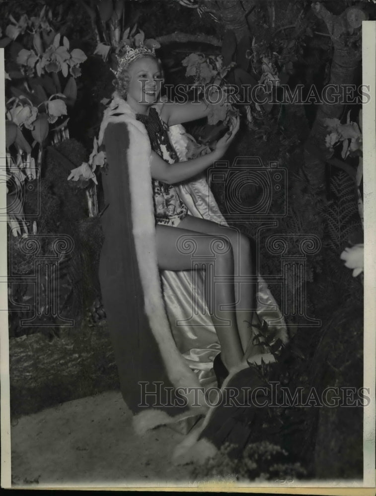 Load image into Gallery viewer, 1938 Press Photo Marilyn Huber Queen of Los Angeles County Fair
