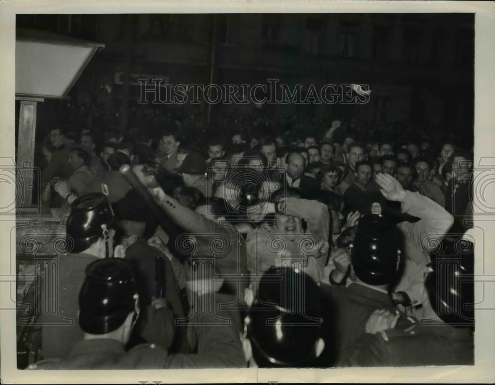 1955 Press Photo Thousands East Berlin Communists Stage Post War Riot