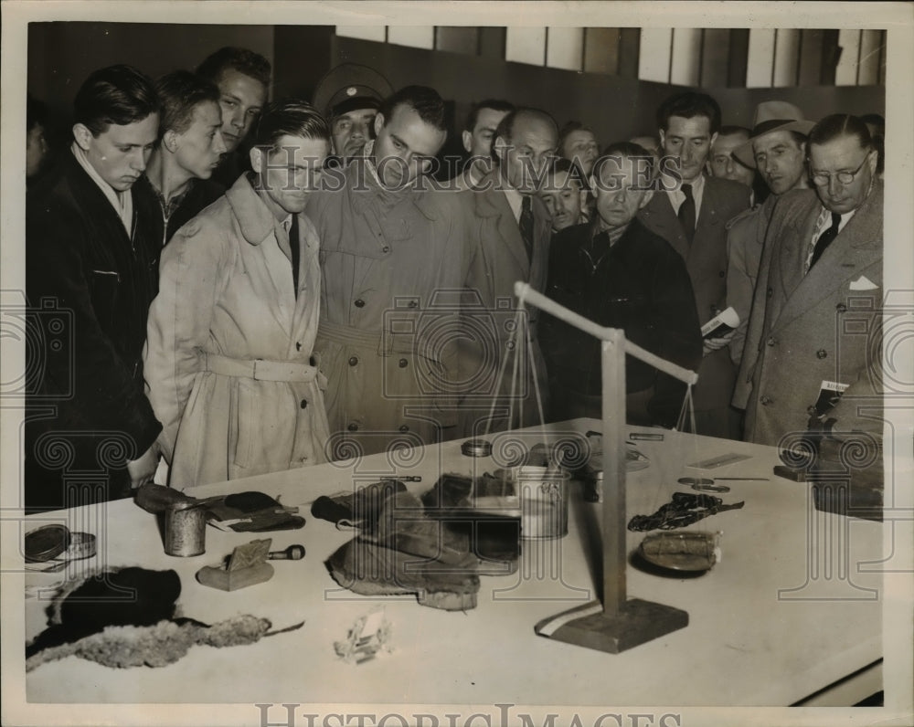 1952 Press Photo Exhibition of Group of Berliners with Items Russian War Camps