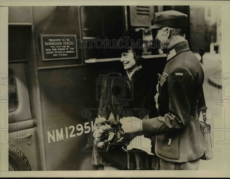 Load image into Gallery viewer, 1941 Press Photo Mrs Anthony Drexel Biddle Wife of US Minister to Netherlands
