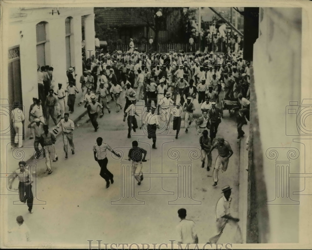 1933 Press Photo Residents of Fort Atares Fleeing from Cuban Fighting- Historic Images