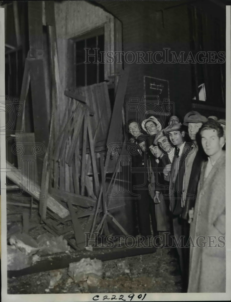 1933 Press Photo 5 May Day Bombs in Chicago Offices Damages Over $100,000