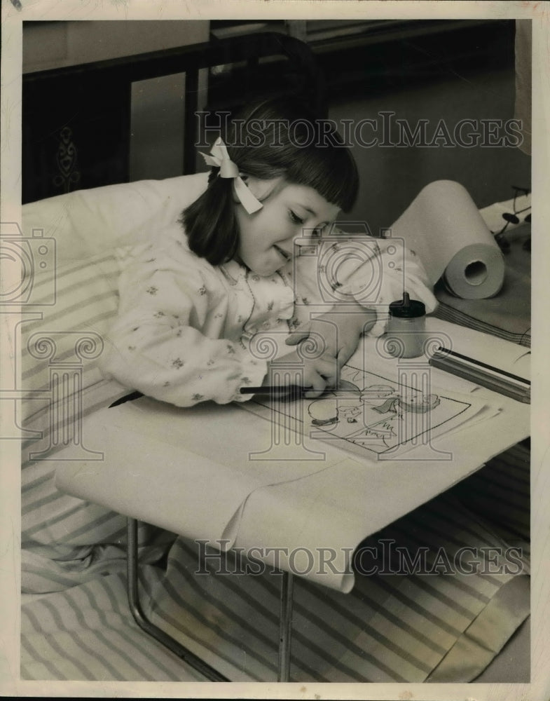 1958 Press Photo Wet Strength Towels Serves as Paper for Sick Girl to Draw On