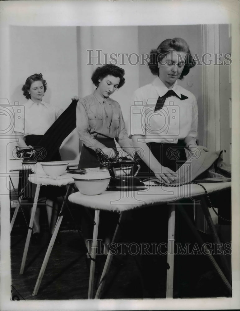 1944 Press Photo Sleeping Quarters for Service Women at Self Service Laundry