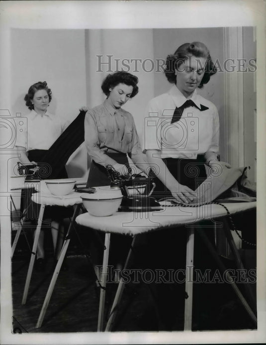 1944 Press Photo Sleeping Quarters for Service Women at Self Service Laundry