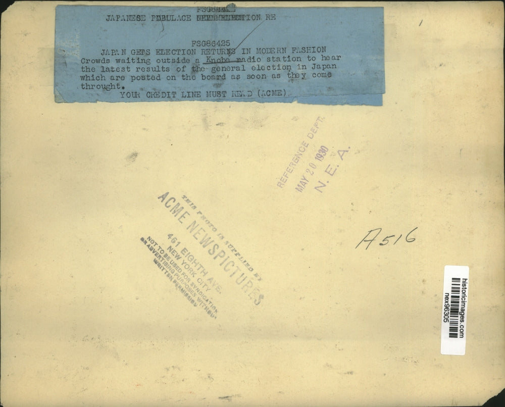 1930 Press Photo Crowds in Knobe Japanese Radio Station to Hear Election Results