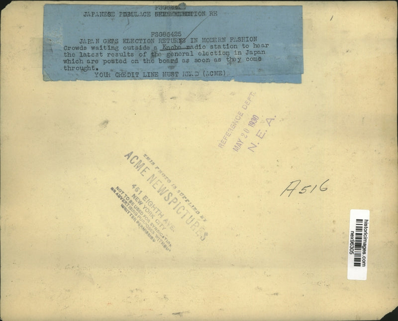 Load image into Gallery viewer, 1930 Press Photo Crowds in Knobe Japanese Radio Station to Hear Election Results
