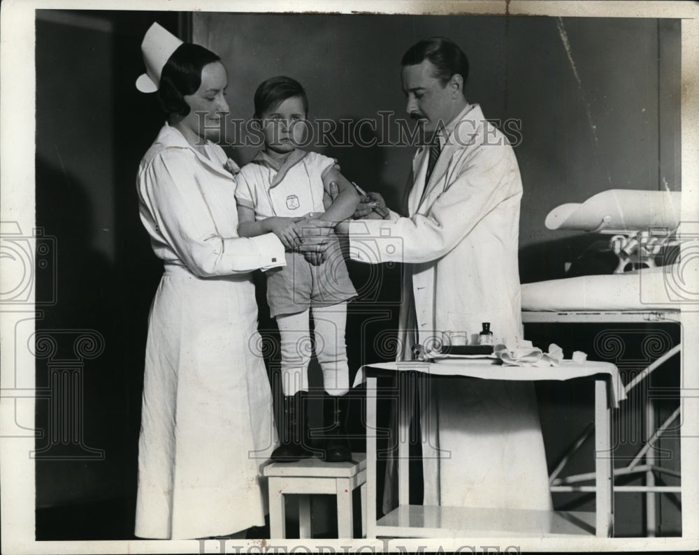 1935 Press Photo Temple Univ Kolmer Polio Clinic D Yetter Robert Bongard Dr Klug