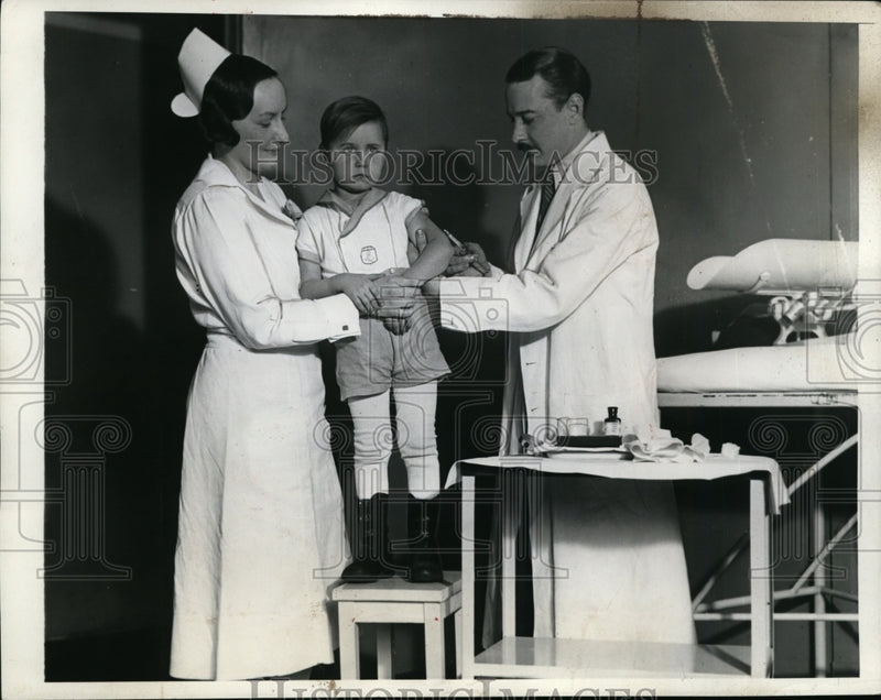 Load image into Gallery viewer, 1935 Press Photo Temple Univ Kolmer Polio Clinic D Yetter Robert Bongard Dr Klug
