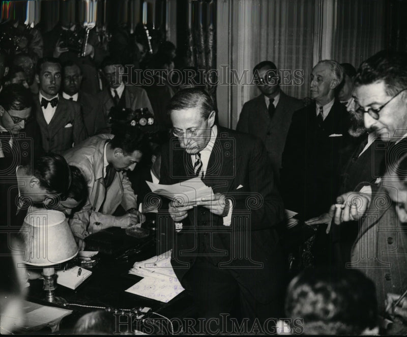 Load image into Gallery viewer, 1937 Press Photo Leon Blum Cabinet Resigns After Senate Rejects Bill in Paris
