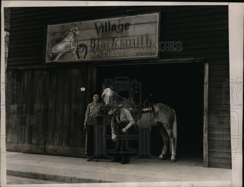 Load image into Gallery viewer, 1937 Press Photo Charles Pierce Blacksmith &amp; Horse Millicent Barge Being Shoed
