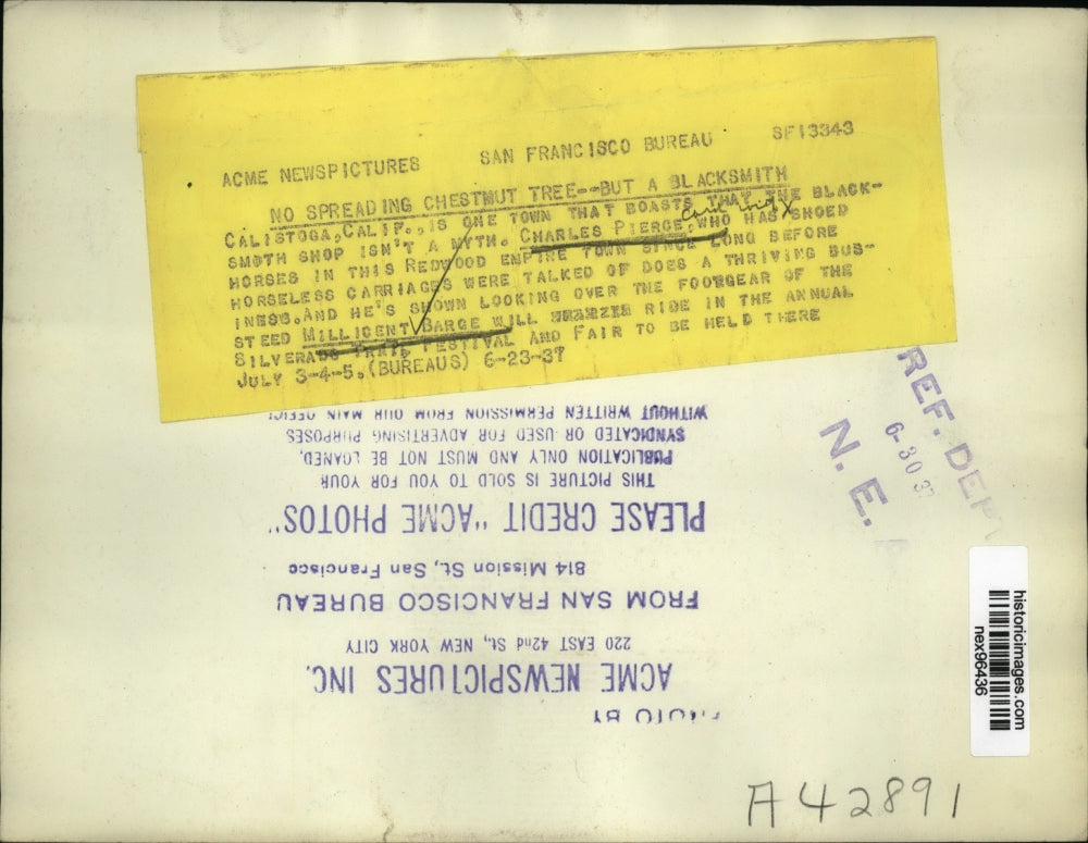 1937 Press Photo Charles Pierce Blacksmith & Horse Millicent Barge Being Shoed