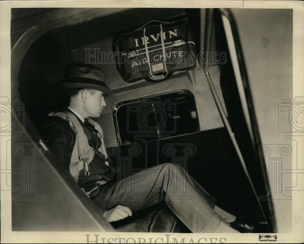 1932 Press Photo Irwin Parachute Connector Pack in Reach