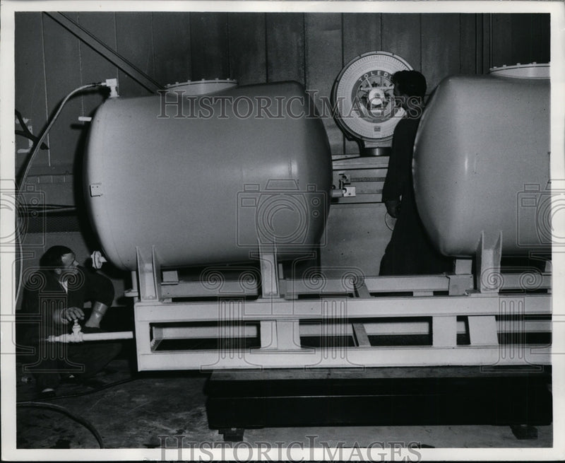 Load image into Gallery viewer, 1961 Press Photo A1C William McKeown &amp; A1C David Brown of Hurlburt Field Florida
