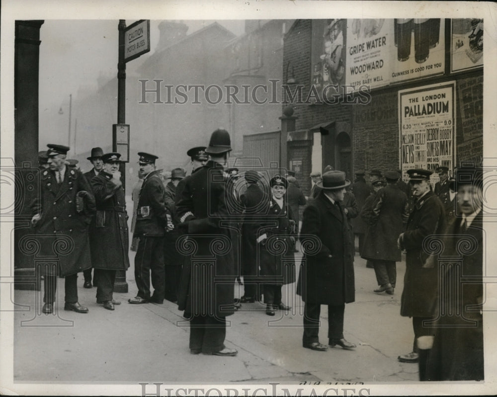 1933 Press Photo Pickets at Holloway Garage in London England Omnibus Strike