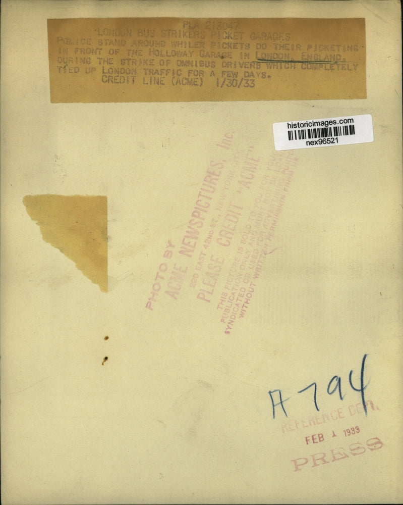 1933 Press Photo Pickets at Holloway Garage in London England Omnibus Strike