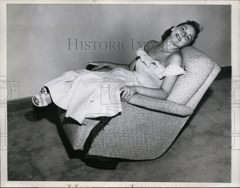 Load image into Gallery viewer, 1949 Press Photo Sherlia Kowitt in Unusual Rocker by Seng Company
