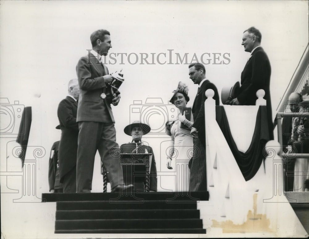 1939 Press Photo King Presents King's Cup to George McCullough