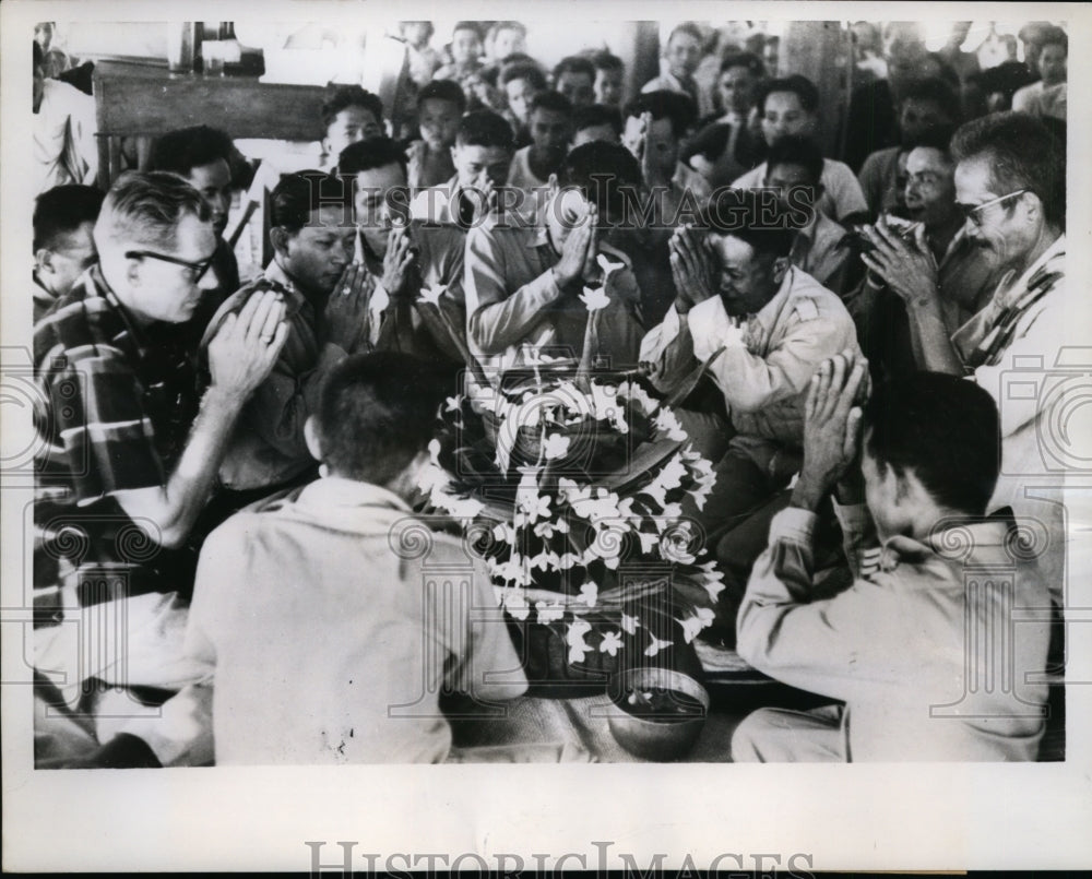 1959 Press Photo Kaen Muang Thailand Residents Pray for Life in Body of Dead
