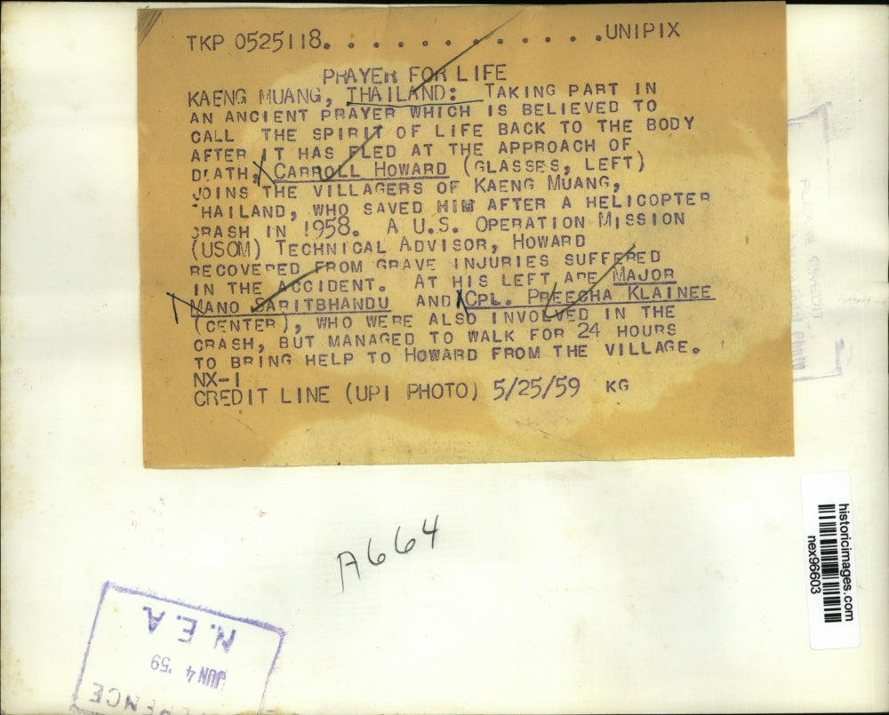 1959 Press Photo Kaen Muang Thailand Residents Pray for Life in Body of Dead