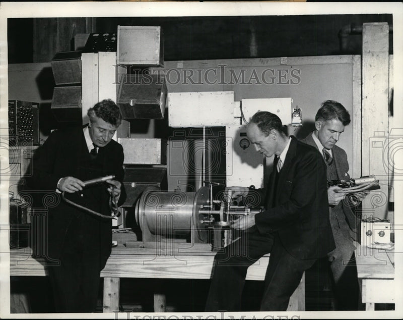 Load image into Gallery viewer, 1935 Press Photo Dr FGW Swaun Director Bartol Research Foundation Franklin Insti
