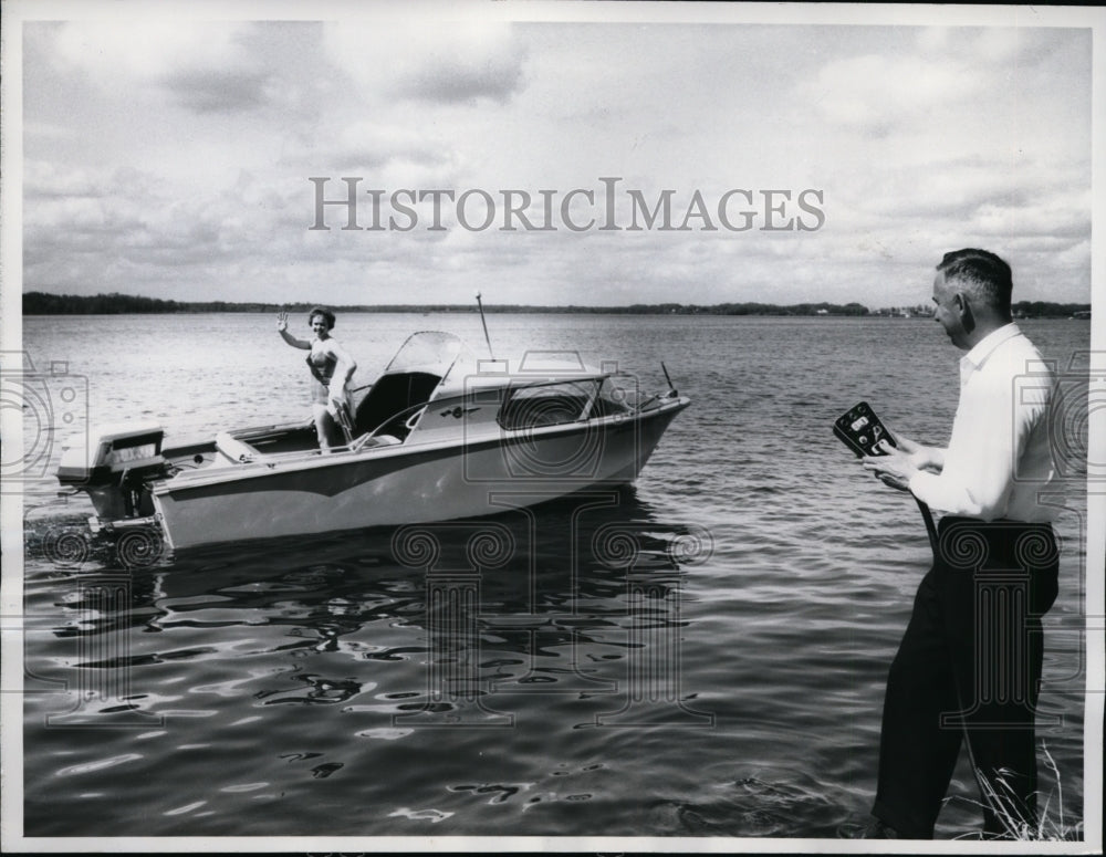 1960 Press Photo Alyce Larson in Boat & Edson Williams Controlling Boat Remotely