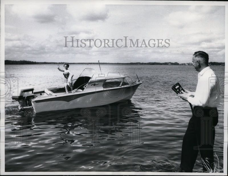 Load image into Gallery viewer, 1960 Press Photo Alyce Larson in Boat &amp; Edson Williams Controlling Boat Remotely
