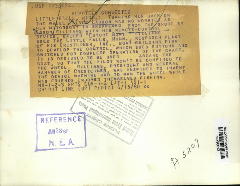 1960 Press Photo Alyce Larson in Boat & Edson Williams Controlling Boat Remotely