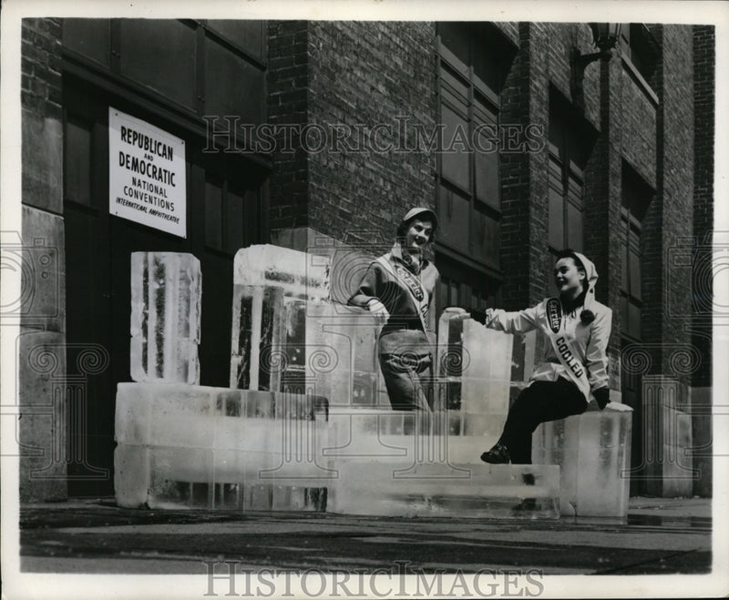 Load image into Gallery viewer, 1952 Press Photo Greeters at Entrance of Chicago's Convention Hall - nex96634

