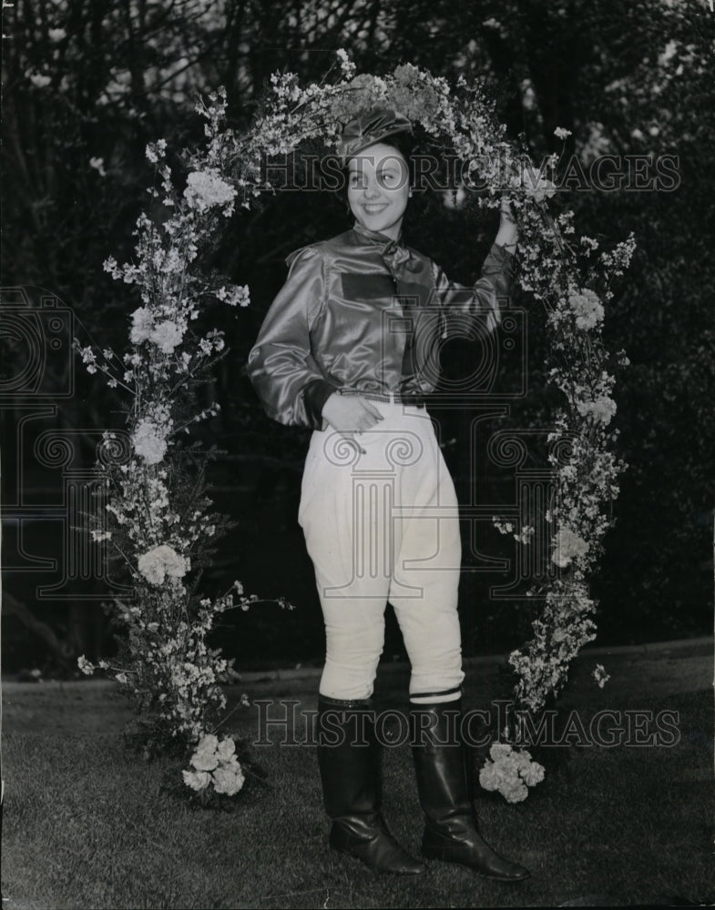 Load image into Gallery viewer, 1941 Press Photo Flowery Horseshoe for Derby Queen Betty Ruck Indiana Univ Jr
