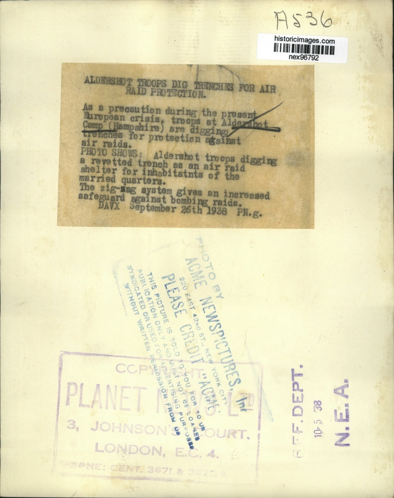 1938 Press Photo Troops at Aldeshot Camp Digging Trenches for Air Raids